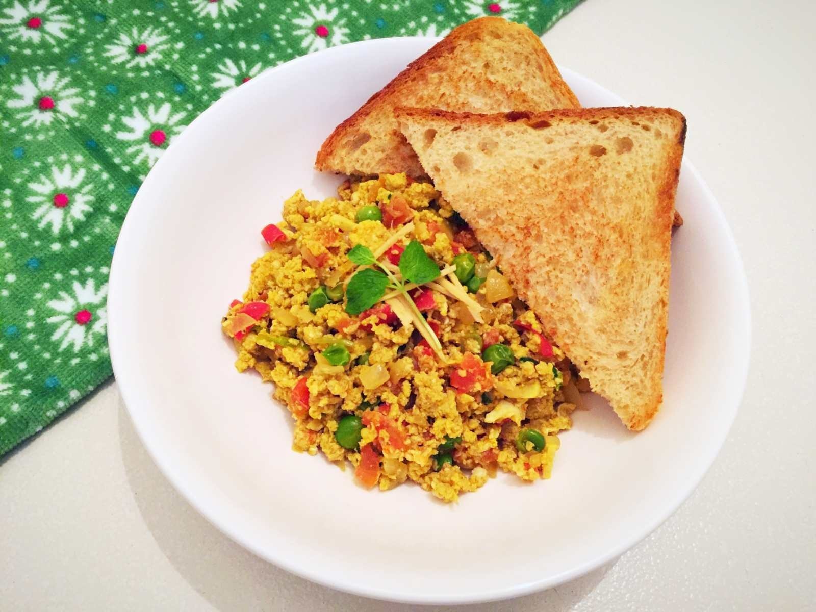Parsi-Style Akoori with Green Peas