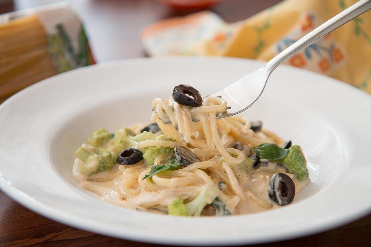 Creamy Alfredo Spaghetti with Broccoli and Olives